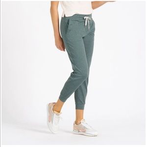 Vuori Performance Jogger in Kelp Heather NWOT